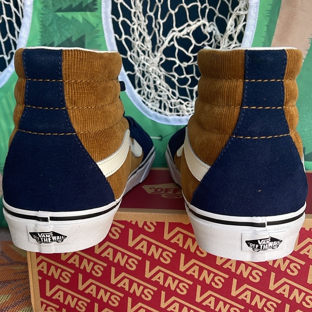 Vans Men’s Sk8-Hi
Mini Cord Blue/Brown
VN0007NS0BO
Sneakers
UNISEX CORDUROY - Picture 14 of 16